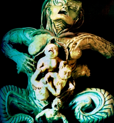 Escultura Mãe Biomecânica